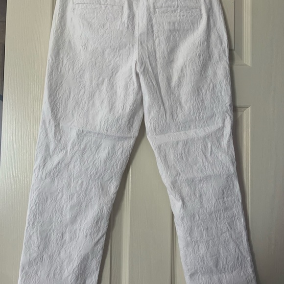 Whit capris. Great fit. Pattern. White on white - Picture 3 of 4